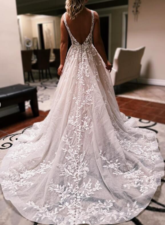 V-neck Tulle/Lace Wedding Dress with Open Back