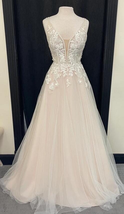 V-neck Tulle A-line Wedding Dress with Appliques
