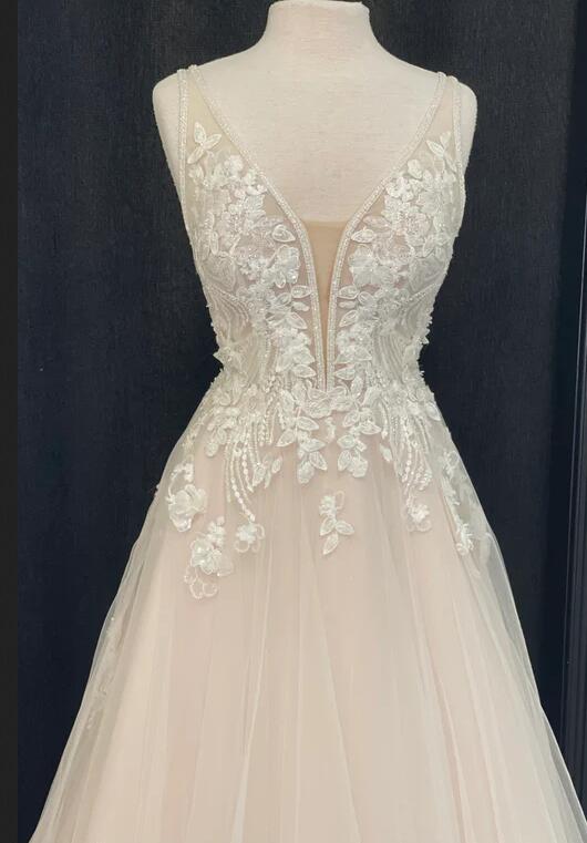 V-neck Tulle A-line Wedding Dress with Appliques