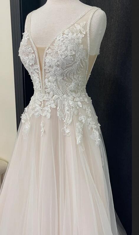 V-neck Tulle A-line Wedding Dress with Appliques