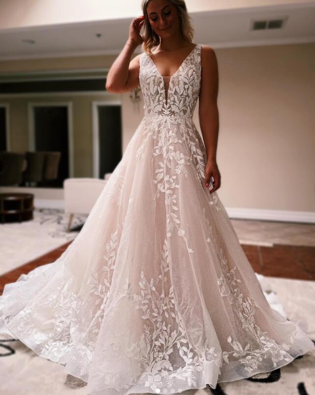 V-neck Tulle/Lace Wedding Dress with Open Back