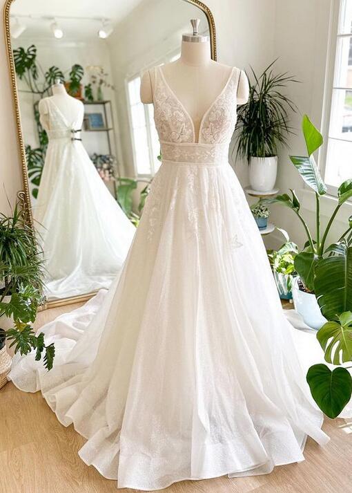 V-neck Sparkly Tulle Wedding Dress with Appliques